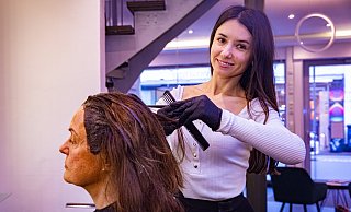 „Ich bin sehr dankbar, dass ich hier arbeiten kann", sagt Inna Makhmutova. Bei der Arbeit, wie hier beim Ansätzefärben im Friseursalon in der Bielefelder Altstadt, lernt sie immer neue Wörter hinzu. - Mike-Dennis Müller