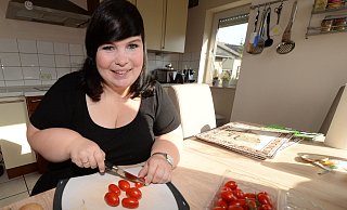 Gibt Kochkurse an Volkshochschule: Carina Chmielinski setzt auf Rezepte ohne tierische Produkte. - Foto: Marc Köppelmann