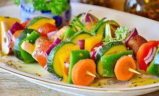Oftmals bleibt Vegetariern nur, das Gericht ohne Fleisch zu bestellen. Veganer haben es noch schwerer, auf den Speisekarten der Restaurants etwas zu finden. - Pixabay