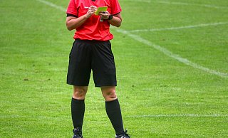 Erneut sind Schiedsrichter im Kreis Gütersloh zum Ziel von Angriffen geworden. - Symbolfoto/picture alliance