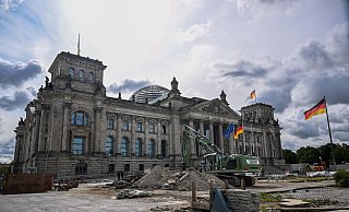 Die Baustelle vor dem Reichstagsgebäude könnte auch eine Metapher für die vielen Baustellen der Ampel-Regierung derzeit sein. - Britta Pedersen/dpa