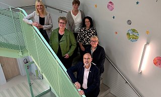 Magdalena Köhler, Claudia Grote, Claudia Koke, Petra Loer, Ursula Ruberg und Christian Carl freuen sich über neue, freundliche Räume, die viel Platz für die Zukunft in Bad Wünnenberg bieten. - Stadt Bad Wünnenberg