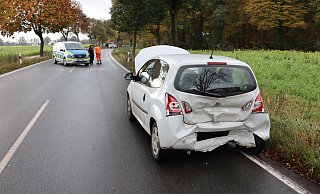 Die beiden Autos werden bei dem Auffahrunfall auf der Kaunitzer Straße erheblich beschädigt. - Feuerwehr