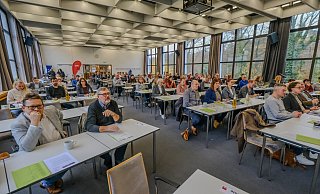 Teilnehmer der SPD-Regionalkonferenz in Bielefeld hören aufmerksam zu, während drängende Fragen zur zukünftigen Ausrichtung der Partei diskutiert werden. - Andreas Zobe