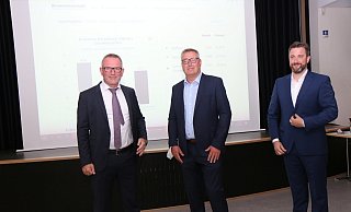 UWG-Kandidat André Kunst (Mitte) gewann zwar seinen Wahlkreis, ist aber bei der Stichwahl zum Bürgermeister aus dem Rennen. Die Stichwahl tragen Harald Loermann (l.) und Amtsinhaber Marco Diethelm (r.) in zwei Wochen aus. - Robert Becker