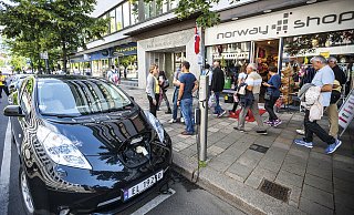Norwegen als Vorreiter in Europa: Dort waren im März 2019 bereits 60 Prozent aller verkauften Neuwagen E-Autos. Viele europäische Länder haben auch bereits Ziele gesetzt, wann keine neuen Verbrenner mehr verkauft werden, in Norwegen soll es 2025 so weit sein. ⋌Foto: istock - istock