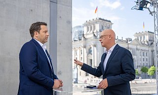 SPD-Parteichef Lars Klingbeil beim ARD-Sommerinterview. - Christophe Gateau/dpa