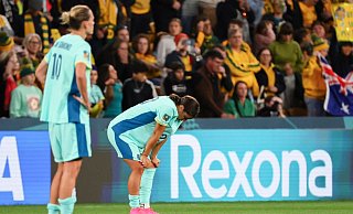Australiens Superstar Sam Kerr (r) ist nach der Niederlage gegen die Schwedinnen enttäuscht. - Tertius Pickard/AP/dpa