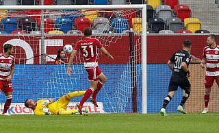 Paderborns Florent Muslija (r) erzielt das 1:0 gegen Fortuna Düsseldorf. - Roland Weihrauch/dpa