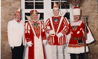 Das erste Bad Driburger Dreigestirn im Jahr 2002. - KG Rot-Weiße Garde