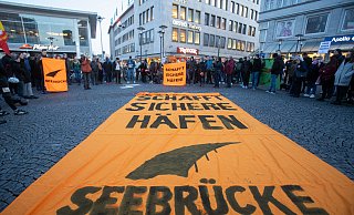 In Bielefeld wurde für die Aufnahme von Flüchtlingen auch unter dem Label "Seebrücke" bereits demonstriert. - (Symbolbild): Oliver Krato