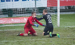 Zwei Sieggaranten: Angelo Langer (r.), der das frühe 1:0 erzielte, feiert seinen Keeper Alexander Sebald, der mit einem gehaltenen Elfmeter den 2:1-Sieg des SV Rödinghausen gegen die U23 des FC Schalke 04 festhielt. - Noah Wedel