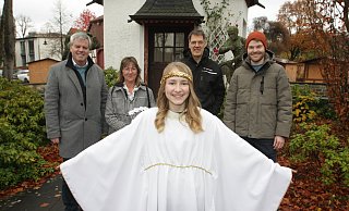 Juna Funke, das neue Engelchen des Borchener Adventsmarktes, stahlt voller Vorfreude. Auch Bürgermeister Uwe Gockel (v. l.), Birgit Wippermann, Frank Tölle und Henry Lausen freuen sich auf das Event am Mallinckrodthof. - Uwe Müller