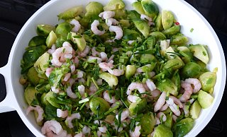 Kreative Kombination: Rosenkohlpfanne mit Shrimps.