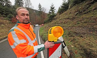 Im November 2015 entdeckte die Straßenmeisterei, dass der Boden abgerutscht war. Rainer Waldhof sperrte damals die Straße. - Archivfoto LZ: Vera Gerstendorf-Welle