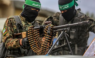Vermummte Kämpfer der Kassam-Brigaden, des militärischen Flügels der islamistischen Terrororganisation Hamas, hantieren mit Waffen. - Abed Rahim Khatib/dpa