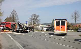 Bei dem Unfall an der Kreuzung nach Borlinghausen wurde eine 41-Jährige schwer verletzt und musste von der Feuerwehr geborgen werden. - Feuerwehr Willebadessen