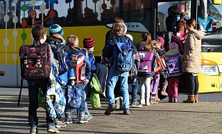 Nicht immer geht es an und in Schulbussen so geordnet zu wie hier. Die Fahrer hätten es schwer, berichtet ein Ex-Busfahrer. Er war in einen ähnlichen Unfall verwickelt wie eine Kollegin Ende Oktober in Lohfeld. Foto: Felix Kästle/dpa - (c) Copyright 2016, dpa (www.dpa.de). Alle Rechte vorbehalten