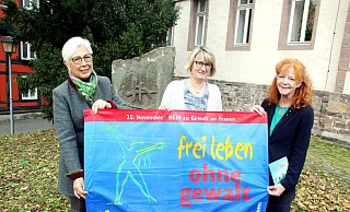 Zeichen setzen: Zonta-Präsidentin Ana Maria Castro de Linzner (l.) mit der Höxteraner Gleichstellungsbeauftragten Claudia Pelz-Weskamp und Zonta-Arbeitsgruppenleiterin Karin Sielemann. - Burkhard Battran
