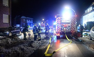 Mit Atemschutzgeräten rüsteten sich die Feuerwehrleute aus, um sich vor giftigen Rauchgasen zu schützen. - Andreas Eickhoff