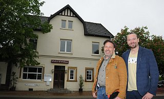 Wietes Wirtshaus im Kreis Gütersloh hat einen neuen Pächter: Frank Goretzki (l.) hat die Kultkneipe von Lars Wiete übernommen und steckt mitten in den Planungen für den Neustart. - Anja Hanneforth