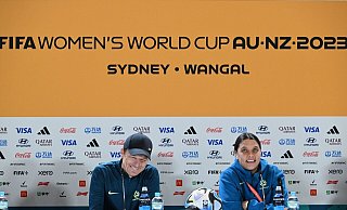 Sam Kerr, die Kapitänin der australischen Mannschaft mit Trainer Tony Gustavsson bei einer Pressekonferenz. - Dean Lewins/AAP/dpa