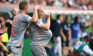 SCP-Stürmer Sven Michel (r., mit Uwe Hünemeier) hat sich nach seinem 3:0-Treffer in Bremen den Ball unters Trikot gesteckt und nuckelt am Daumen. - picture alliance/dpa
