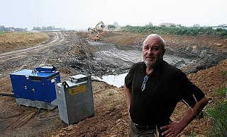 Je tiefer sich die Bagger für die Nordumgehung am Theilemannschen Grundstück voranarbeiten, desto höher steht das Regenwasser. Das muss jetzt per Pumpstation um das Grundstück des Eidinghausener Unternehmers herum geleitet werden. - FOTO: PETER STEINERT