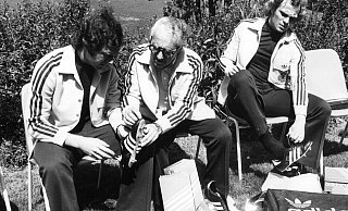 Adi Dassler (Mitte) galt lange Zeit als Pionier der Sportschuh-Welt. Das von ihm gegründete Unternehmen Adidas wird 75 Jahre alt. (Archivbild) - Werner Baum/dpa