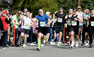Er weiß, wo die Kamera steht: Thomas Laufer (Nummer 1225) vom SV Husum stürmt beim Start der 11,4 Kilometer vorneweg und grüßt die Menschenmenge. Am Ende schafft er es in 54:31 Minuten auf den 51. Platz. - Jürgen Krüger