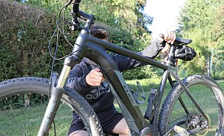Herzstück des E-Bikes ist der Akku am Rahmen, der auch mit dafür sorgt, dass das E-Bike deutlich schwerer als das klassische Fahrrad ist. - Simone Flörke