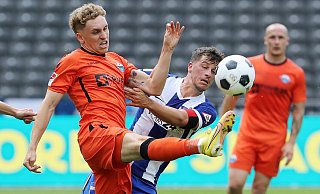 SCP-Akteur Luca Herrmann (l.), hier im Duell gegen Hertha-Spieler Diego Demme, kommt im Paderborner Trikot erst auf einen Liga-Startelfeinsatz. - IMAGO/Contrast