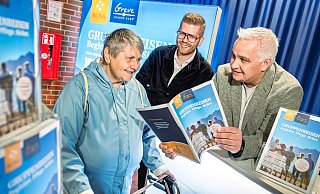 Ursula Rosemeyer (66) lässt sich beim Tag der Mobilität von Olias Falk und Patrick Greve (r.) beraten. - Barbara Franke