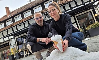 Garantiert laktosefrei: Roberto und Letizia Pacini vom "Roma" bedienen sich an einem Schneehaufenrest vor ihrer Eisdiele und packen die kalte Masse in eine Waffel. Zugegeben: Sie machen das nur fürs Foto. - Meiko Haselhorst