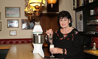 Christa Schmitz ist zwar am 4. Dezember 80 Jahre alt geworden, will als Wirtin aber dennoch weitermachen. - Regina Brucksch