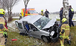 Ohne erkennbaren Grund kam dieser Kleintransporter auf der Straße Alter Schanze nach links von der Fahrbahn ab und prallte gegen einen Straßenbaum. - Ralph Meyer