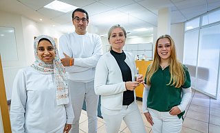 Das Praxisteam: Jonas Abu Hagar mit Ehefrau Nadja (Ökotrophologin), die angehende Ernährungsmedizinerin Nouran Rostom (l.) und Diätassistentin Ann-Christin Witte (r.). - Sarah Jonek
