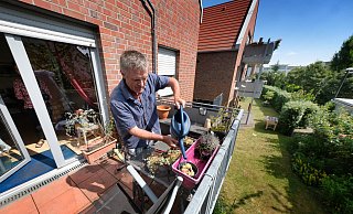 Jede der 19 Wohnungen des Wohnprojekts SoVital hat entweder einen Balkon oder eine Terrasse. Während Urlauben oder Krankenhausaufenthalten kümmert sich Mitbewohner und Vereinsmitglied der ersten Stunde, Achim Strothmann, gerne um die Blumen und Pflanzen. . - Andreas Frücht