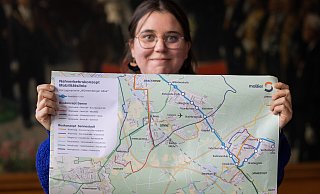 Léa Gauthier, Mobiel-Chefplanering der Stadtbahnverlängerung nach Sennestadt, ist zufrieden: Die Linie 1 fährt künftig bis Württemberger Allee. Damit gibt es ab Brackwede nun 13 Haltestellen. - Oliver Krato