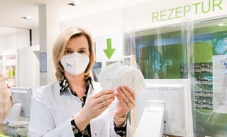 Die Filialleiterin der Apotheke Berliner Straße, Julia Heidemann, empfiehlt FFP2-Masken für den Alltag. - Ralf Bittner