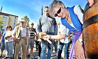 Bezirksbürgermeisterin Regina Kopp-Herr beim traditionellen Fassbieranstich auf dem Schweinemarkt.  - Sarah Jonek