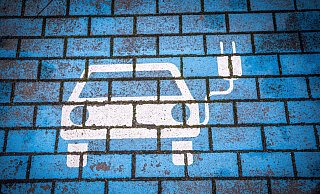 Wo und wie Elektroautos geladen werden können, spielt für ihre Verbreitung eine wichtige Rolle. (Archivbild) - Jens Büttner/dpa