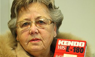 Mit Videokassette: Annemarie Wiemer. - Foto: Susanne Lahr