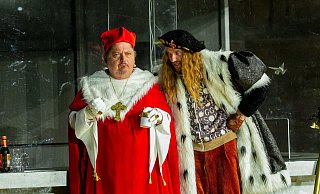 Jürgen Tarrach (l) und Jan Thürmer bei den Proben zu «Luther». - Foto: David Baltzer/Nibelungen-Festspiele Worms/dpa