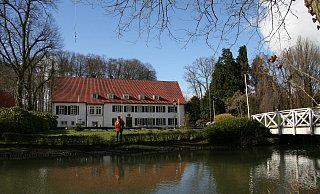 Blick auf das Haus des Gastes: In seiner heutigen Form erbaut wurde das Haus im Jahr 1558. Damals war es eins der alten adeligen Rittergüter in Pr. Oldendorf. Seit 1981 dient das Gut als Ausflugsziel, Erholungs- und Veranstaltungsort der Öffentlichkeit. Es befindet sich im Besitz der Stadt Pr. Oldendorf. - Stefan Boes
