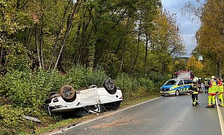 Der Landrover blieb auf der K48 bei Beverungen-Drenke auf dem Dach liegen. - Polizei Höxter