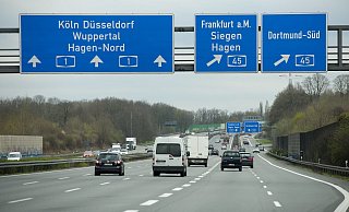 Die A1 ist eine der Autobahnen, auf denen wegen des Pfingsreiseverkehrs immer wieder Staus gemeldet werden. - picture alliance / Rainer Hackenberg