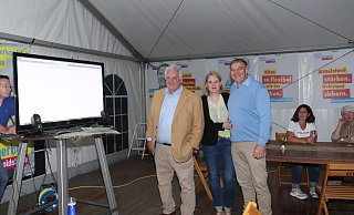 Bei der FDP frohlocken Hermann Graf von der Schulenburg (l.), Ulrich Meier zu Evenhausen und seine Verlobte Adriane Siek wegen der Ergebnisse. - Birgit Guhlke