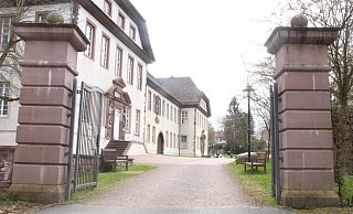 Das Nordtor des Klosters in Brenkhausen mit dem Vorplatz. - Burkhard Battran
