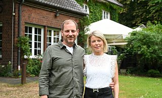 Das Pächterpaar Verena Blomberg-Kahl und Patrick Kahl vor dem "Emshaus". Nach 15 Jahren geben sie ihr Restaurant im Kreis Gütersloh auf. - Waltraud Levkowsek Das Pächterpaar Verena Blomberg-Kahl und Patrick Kahl vor dem "Emshaus". Nach 15 Jahren geben sie ihr Restaurant im Kreis Gütersloh auf. - Waltraud Levkowsek